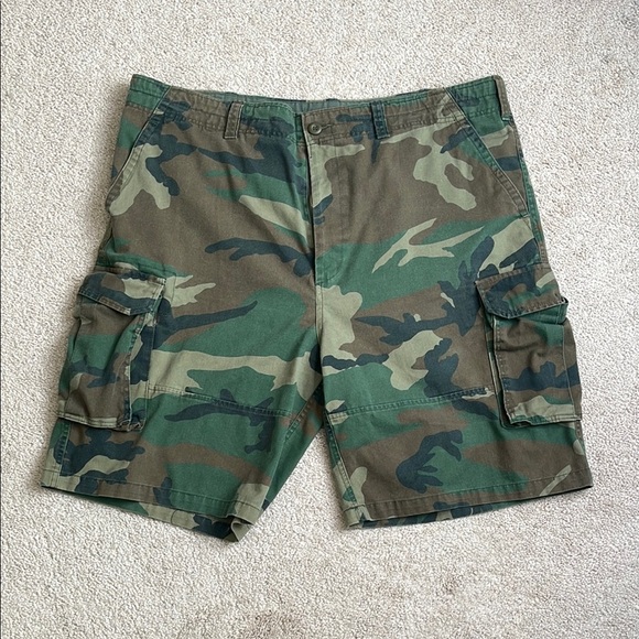 Green and Brown Cargo Shorts for Outdoor Activities - Picture 1 of 3